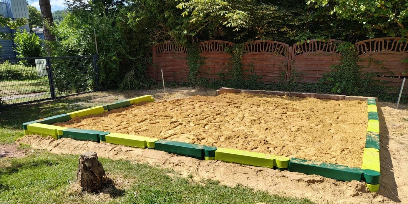 Viele fröhliche Stunden im Sand verspricht der neue, noch größere Sandkasten