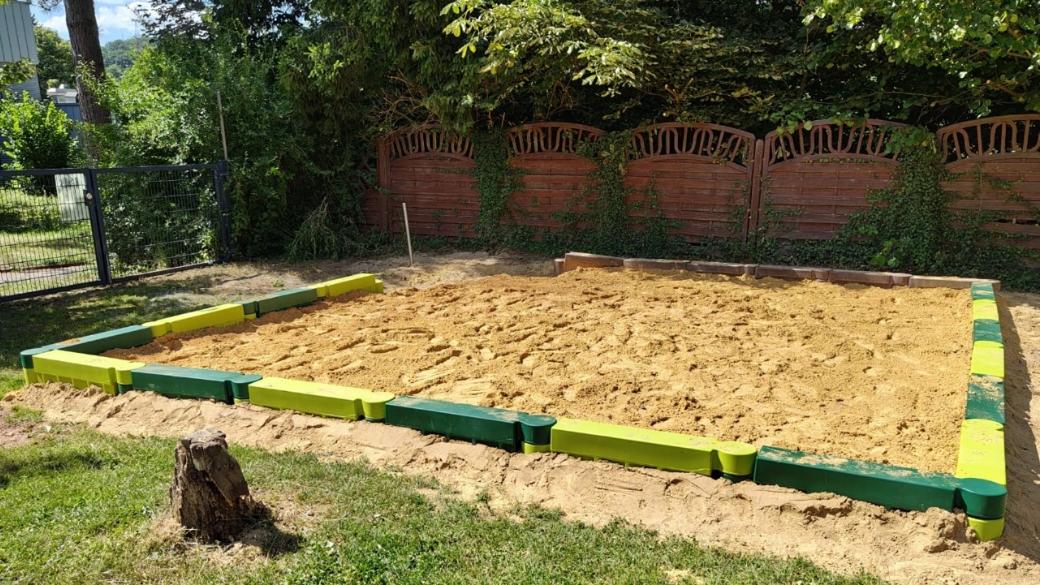 Viele fröhliche Stunden im Sand verspricht der neue, noch größere Sandkasten