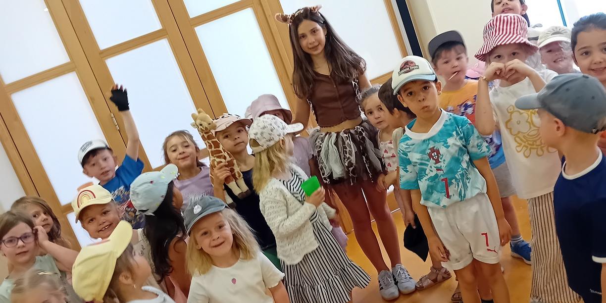 Die Giraffenmama feierte gemeinsam mit Kindern und pädagogischen Fachkräften ein Wiedersehensfest (c) Katholische KiTa gGmbH Saarland Die Giraffenmama feierte gemeinsam mit Kindern und pädagogischen Fachkräften ein Wiedersehensfest