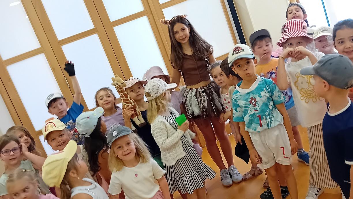Die Giraffenmama feierte gemeinsam mit Kindern und pädagogischen Fachkräften ein Wiedersehensfest