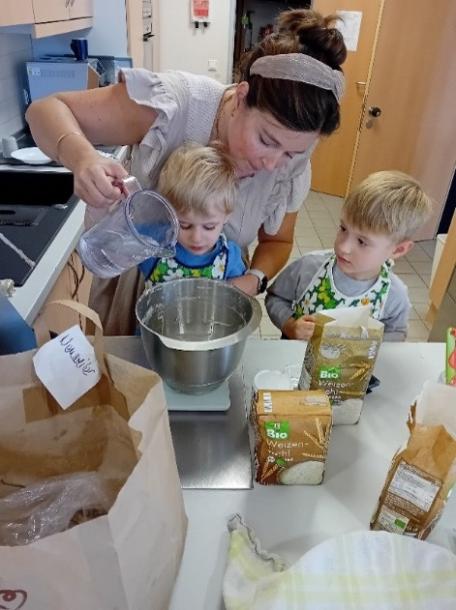 Die Kinder beim Backen des eigenen Brotes für die Brotzeit