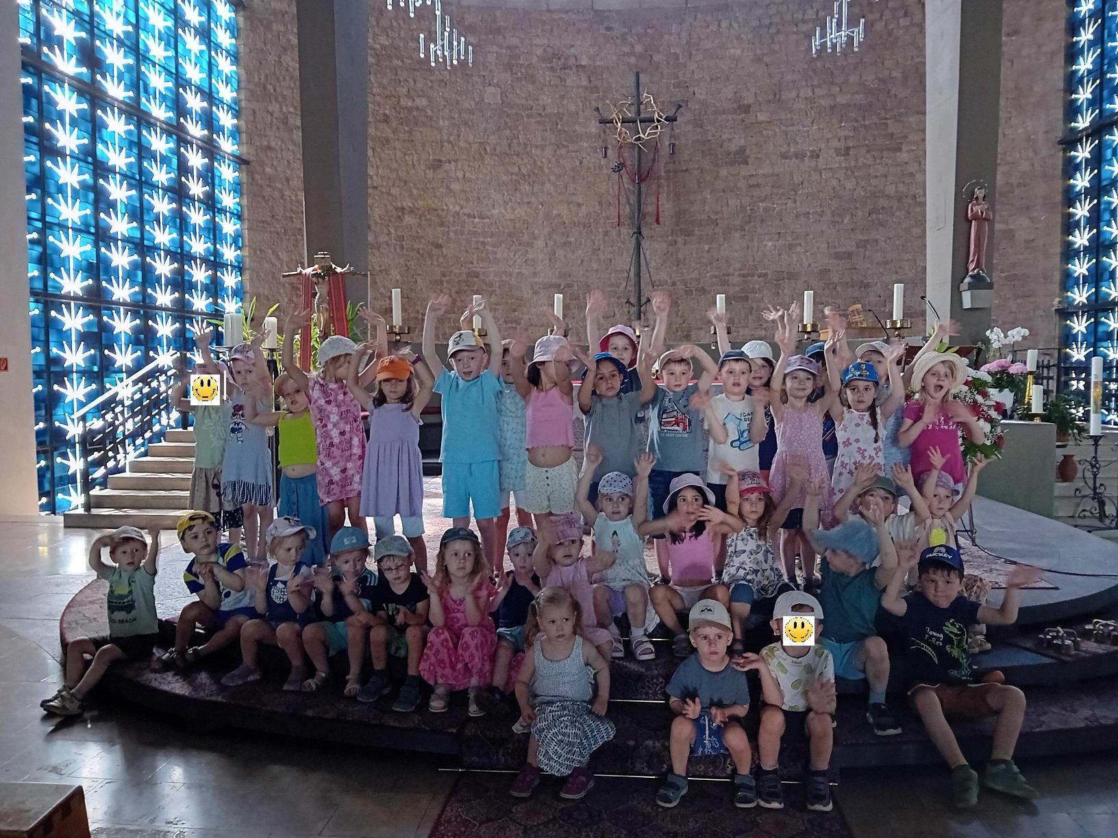 Die Kinder besuchten ein letztes Mal die katholische Kirche in Neuweiler