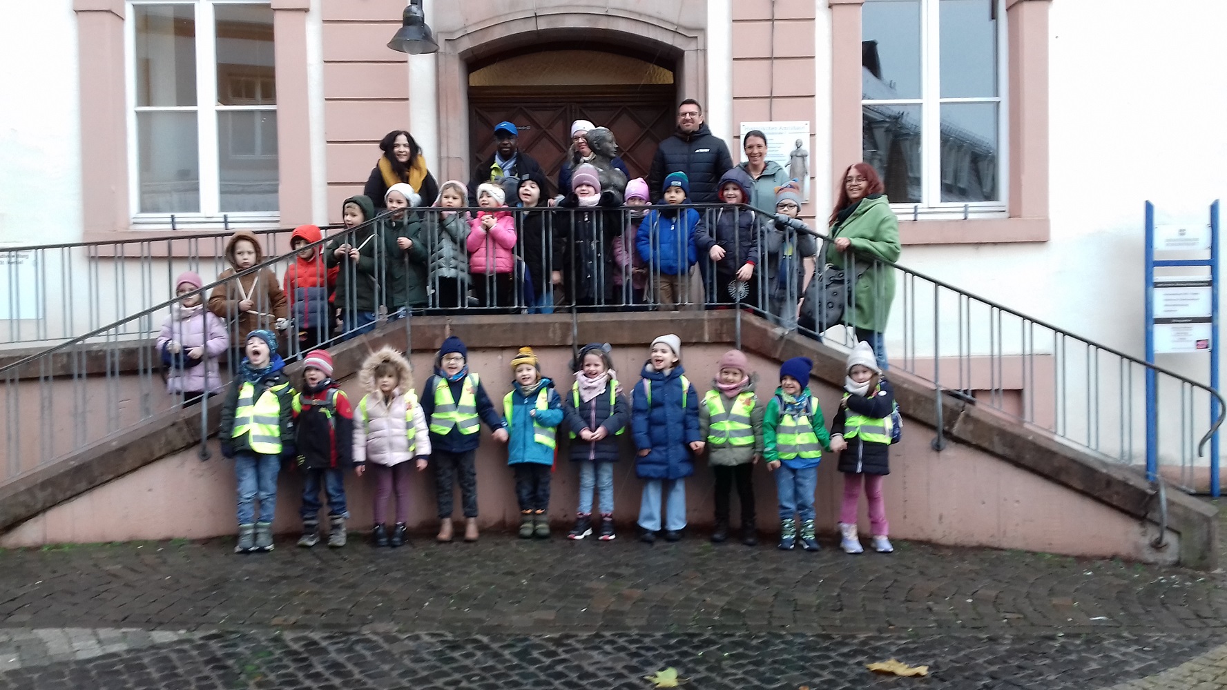 Die Kinder besuchten das Rathaus und die Bibliothek