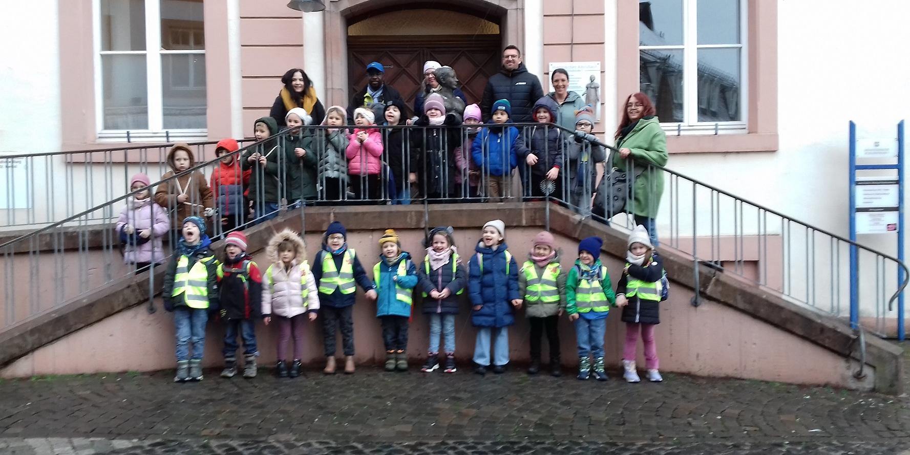 Die Kinder besuchten das Rathaus und die Bibliothek (c) Katholische KiTa gGmbH Saarland Die Kinder besuchten das Rathaus und die Bibliothek