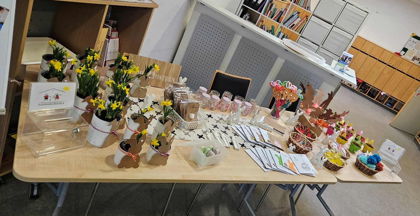 Die vielen kreativen Werke wurden in der Kita zum Verkauf angeboten