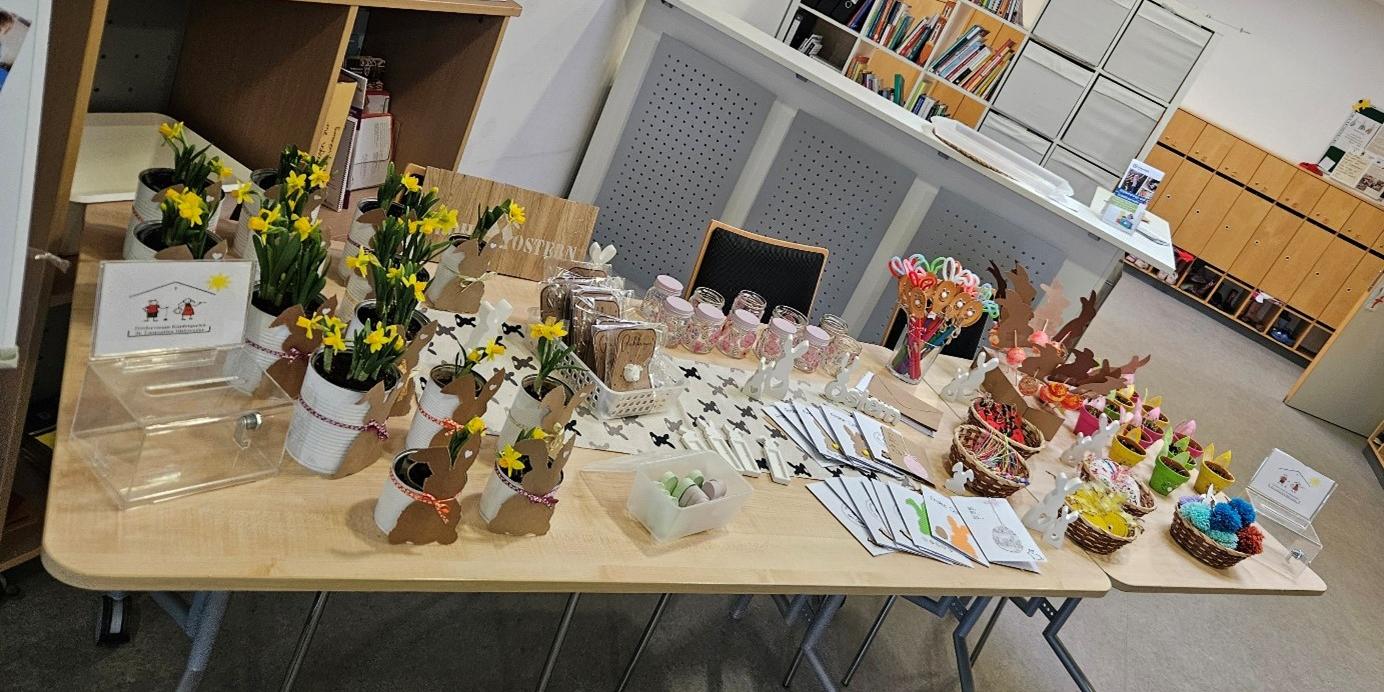 Die vielen kreativen Werke wurden in der Kita zum Verkauf angeboten