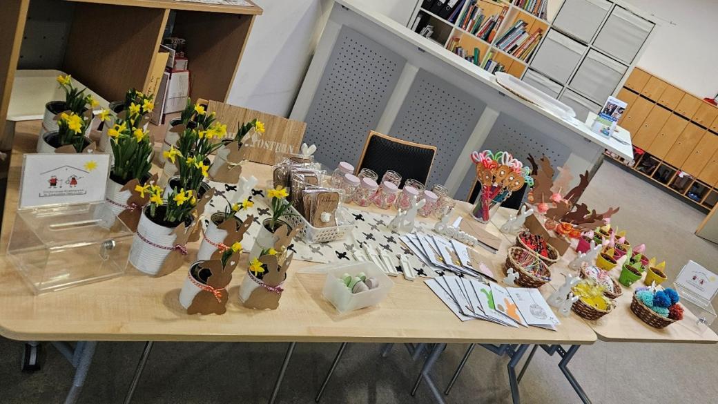 Die vielen kreativen Werke wurden in der Kita zum Verkauf angeboten
