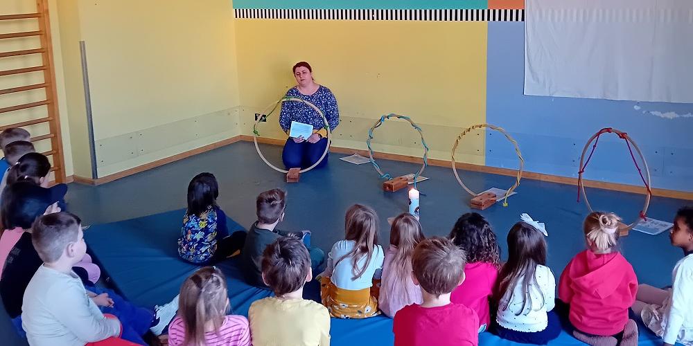 Die Kinder bereiten sich auf das Osterfest vor