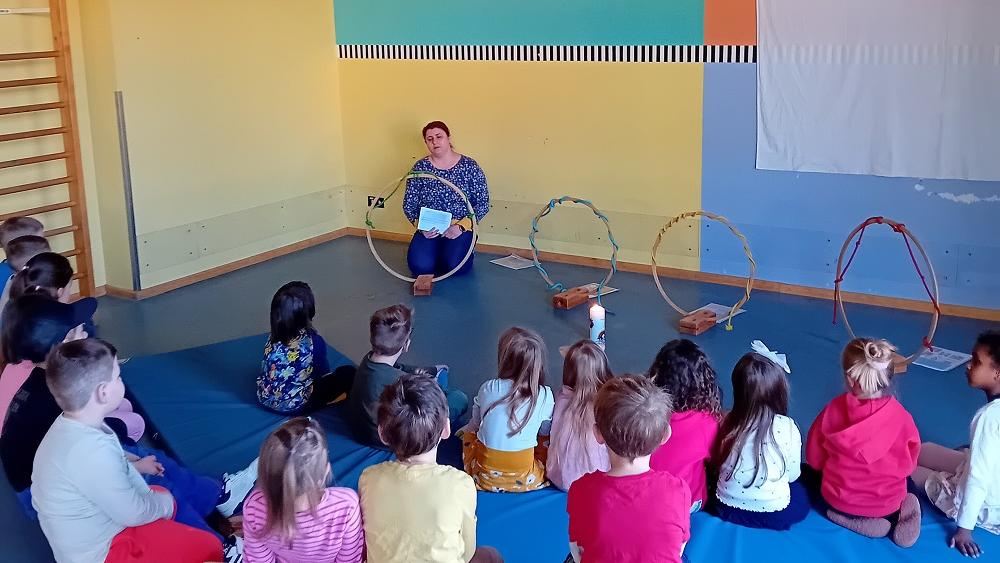 Die Kinder bereiten sich auf das Osterfest vor