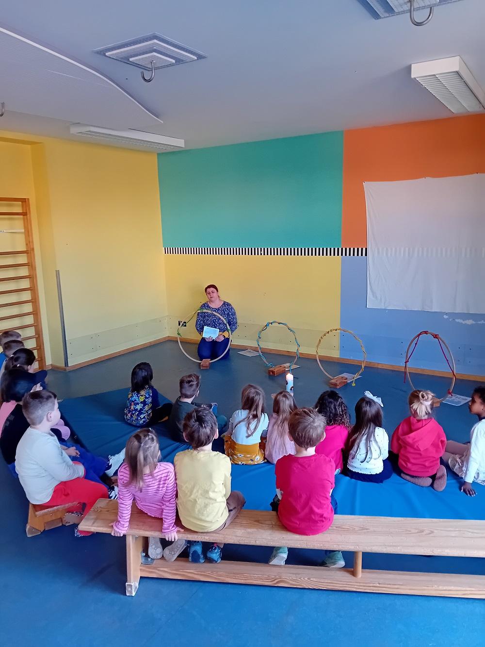 Die Kinder bereiten sich auf das Osterfest vor