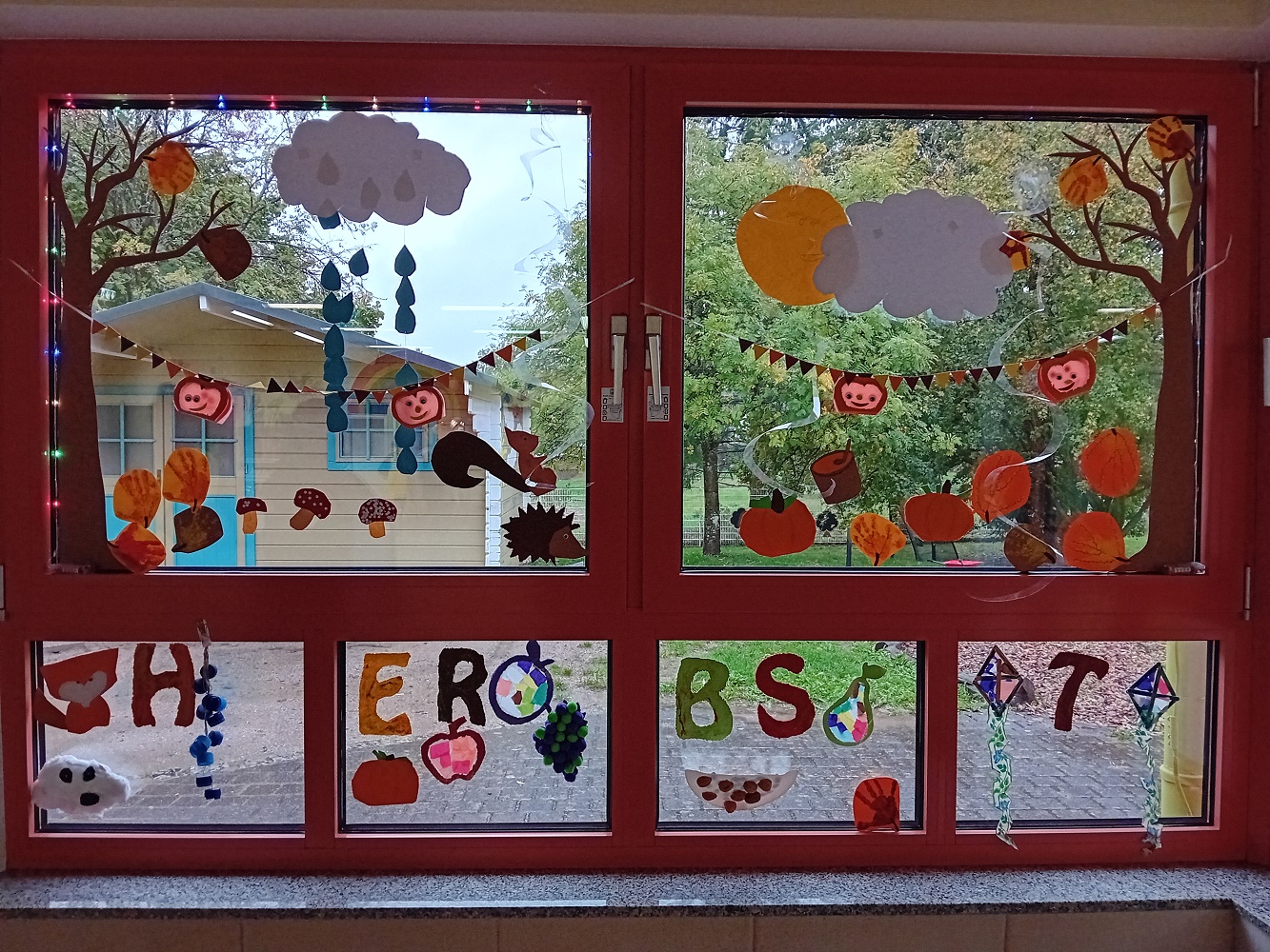 Ein buntes Fenster schmückt jetzt die Kita