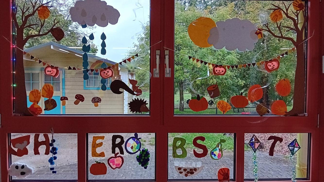 Ein buntes Fenster schmückt jetzt die Kita