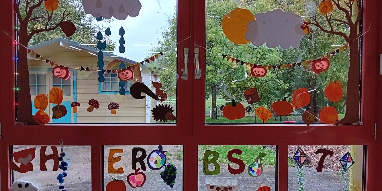 Ein buntes Fenster schmückt jetzt die Kita