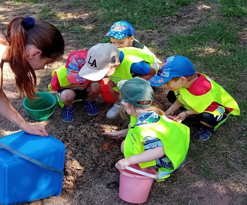 Auf der Wiese suchten die Kinder Regenwürmer