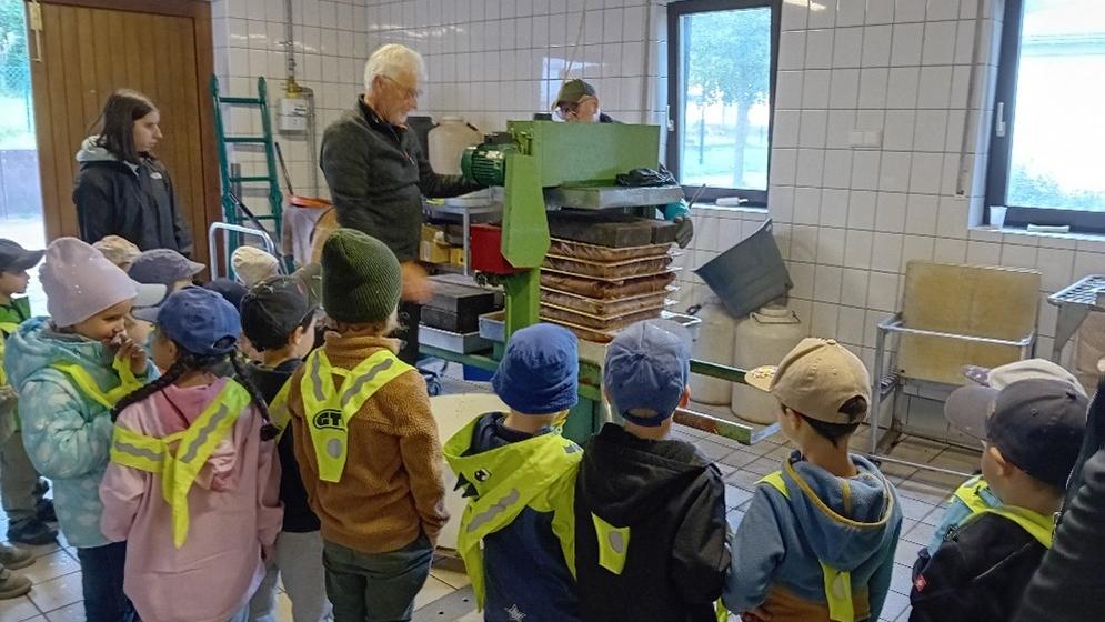 Aufmerksam verfolgten die Kinder die Schritte der Apfelsaftherstellung