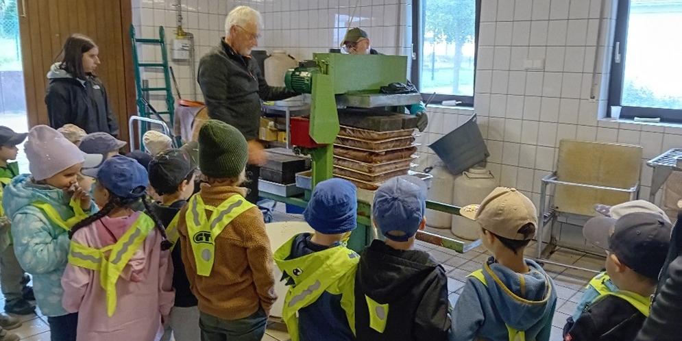 Aufmerksam verfolgten die Kinder die Schritte der Apfelsaftherstellung