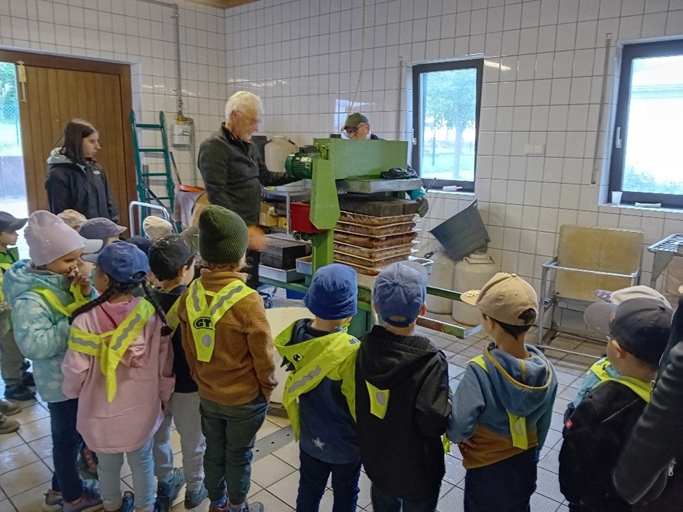 Aufmerksam verfolgten die Kinder die Schritte der Apfelsaftherstellung