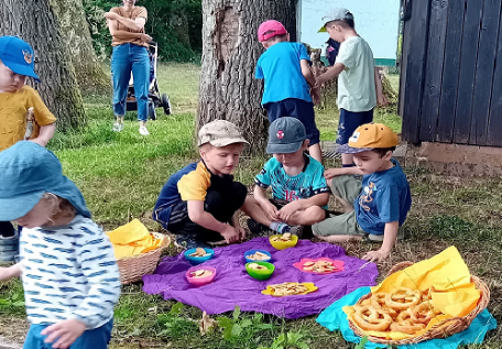 Beim gemeinsamen Picknick wurden Leckereien verspeist (c) Katholische KiTa gGmbH Saarland Beim gemeinsamen Picknick wurden Leckereien verspeist