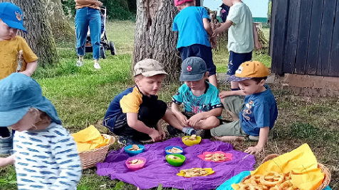 Beim gemeinsamen Picknick wurden Leckereien verspeist
