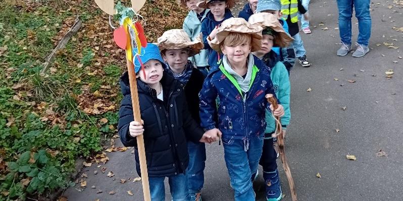Gerüstet mit Hüten und Stöcken machten sich die Kinder auf den Weg