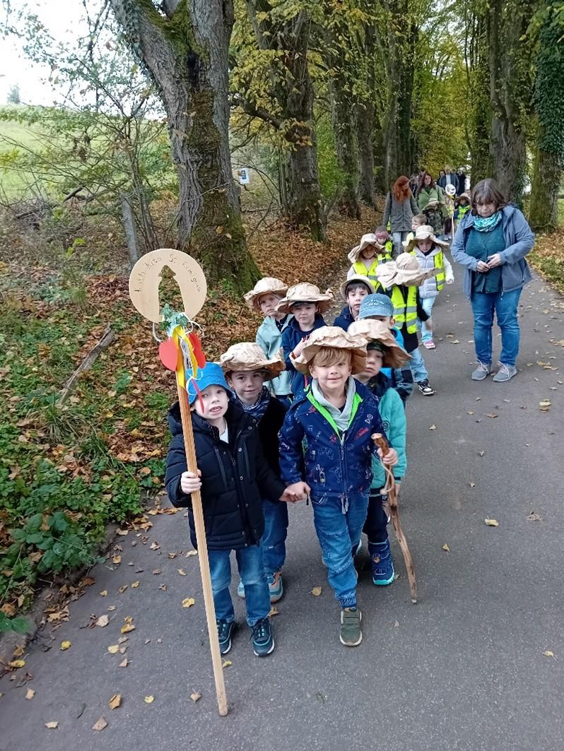 Gerüstet mit Hüten und Stöcken machten sich die Kinder auf den Weg