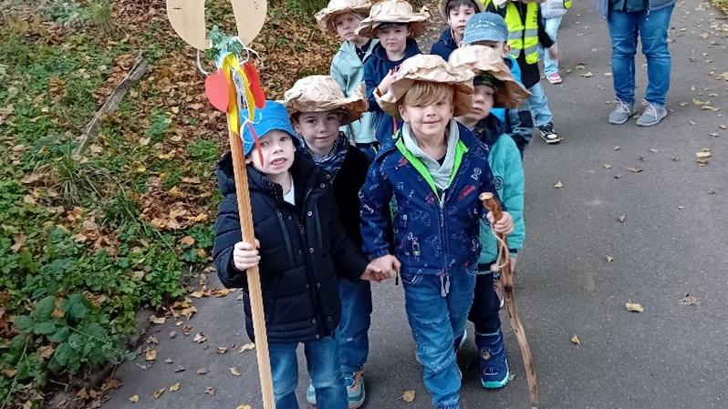 Gerüstet mit Hüten und Stöcken machten sich die Kinder auf den Weg