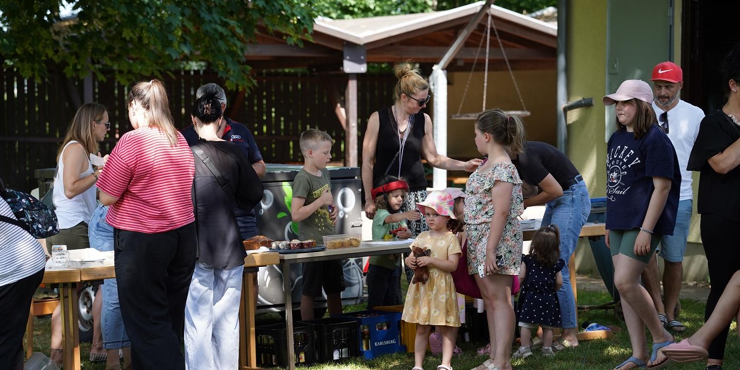 Bei schönem Wetter feierten alle den Abschluss des Kitajahres (c) Katholische KiTa gGmbH Saarland Bei schönem Wetter feierten alle den Abschluss des Kitajahres
