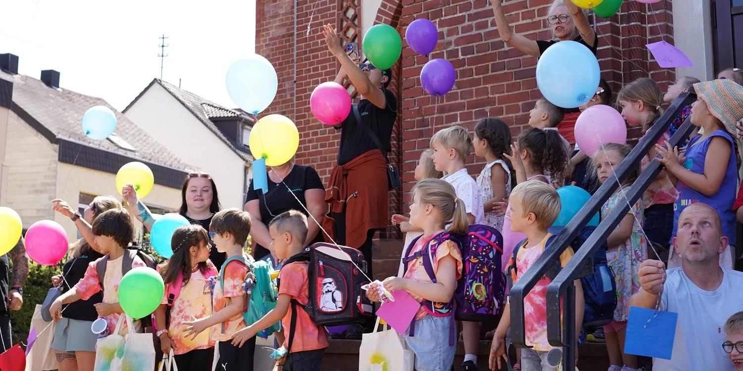 Die Kinder ließen vor der Kirche Luftballons mit guten Wünschen steigen