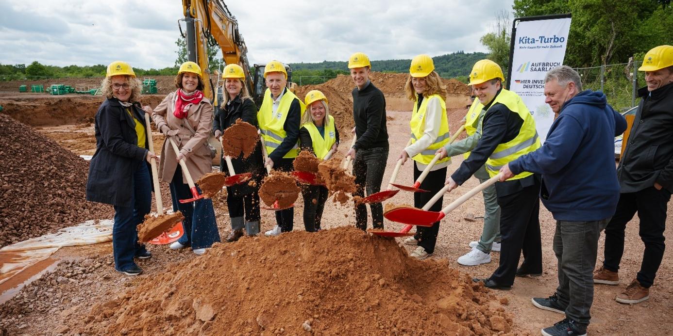 Mit dem Spatenstich ist der Bau der neuen Kita in Piesbach offiziell gestartet