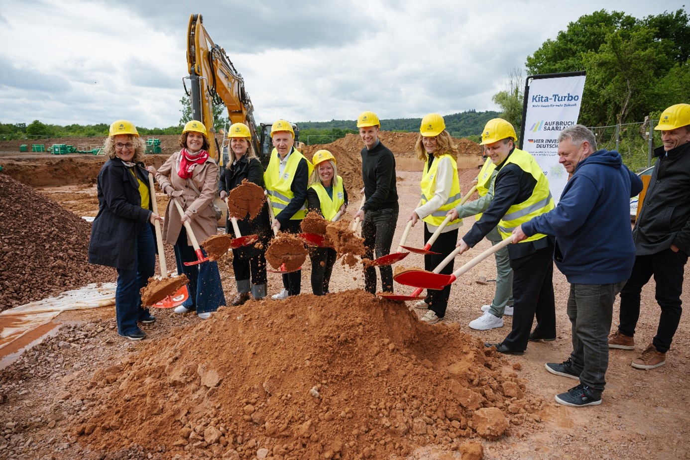 Mit dem Spatenstich ist der Bau der neuen Kita in Piesbach offiziell gestartet