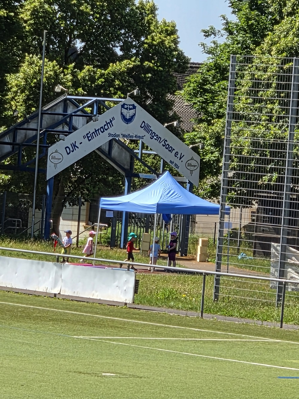 Das Sportfest der Kita fand im Weiß-Kreuz Stadion der DJK Eintracht Dillingen statt