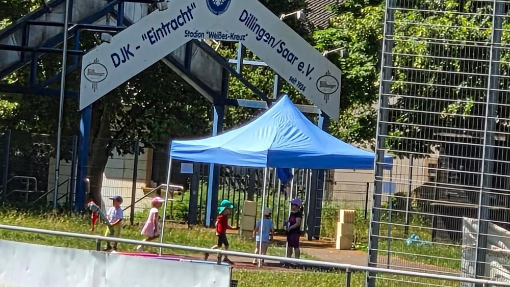 Das Sportfest der Kita fand im Weiß-Kreuz Stadion der DJK Eintracht Dillingen statt