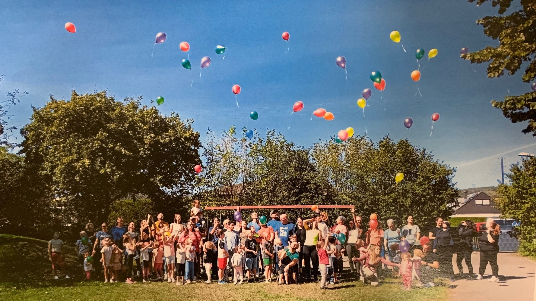 Zum Abschluss des Festes ließen alle Familien Luftballons in den Himmel steigen.