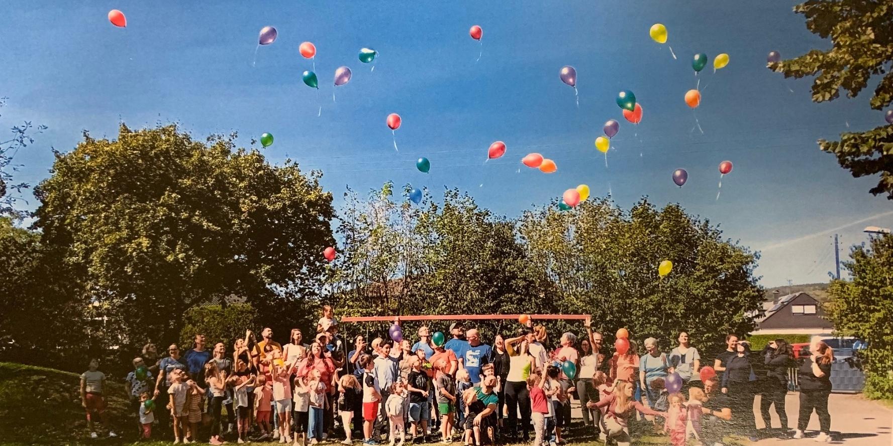 Zum Abschluss des Festes ließen alle Familien Luftballons in den Himmel steigen.