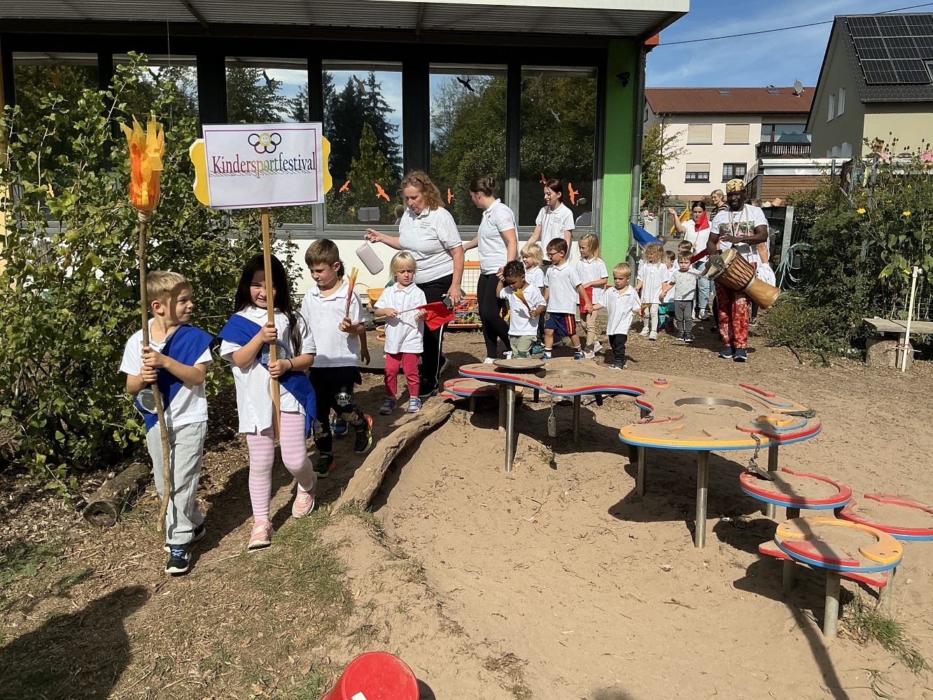Die Teilnehmer des Sportfestivals beim feierlichen Einzug