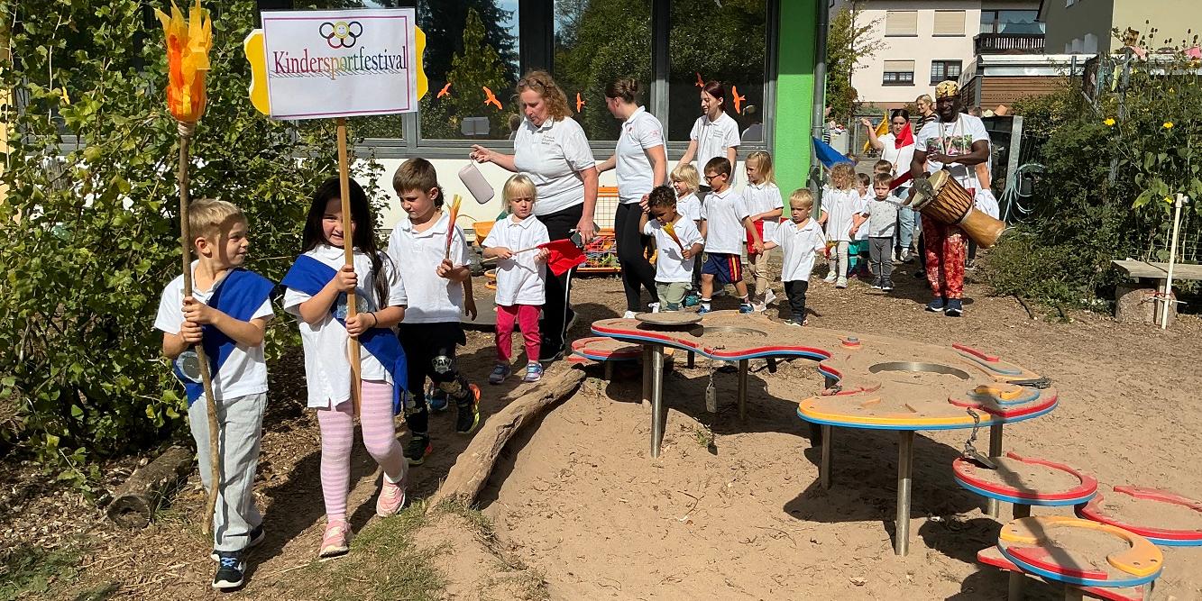 Die Teilnehmer des Sportfestivals beim feierlichen Einzug