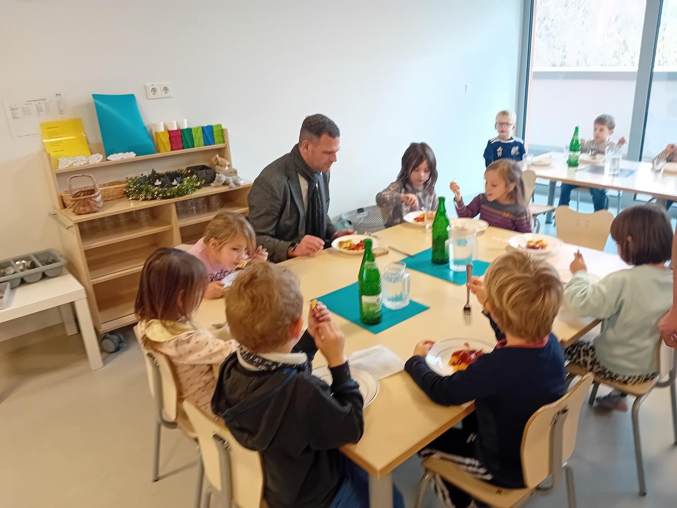 Bürgermeister Daniel Kiefer gestaltete mit den Kindern die Kinderkonferenz