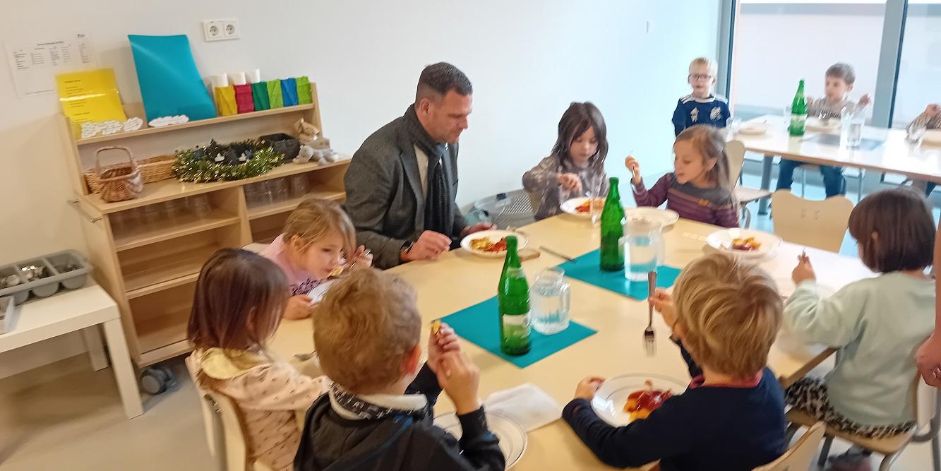 Bürgermeister Daniel Kiefer gestaltete mit den Kindern die Kinderkonferenz (c) Katholische KiTa Saarland gGmbH Bürgermeister Daniel Kiefer gestaltete mit den Kindern die Kinderkonferenz