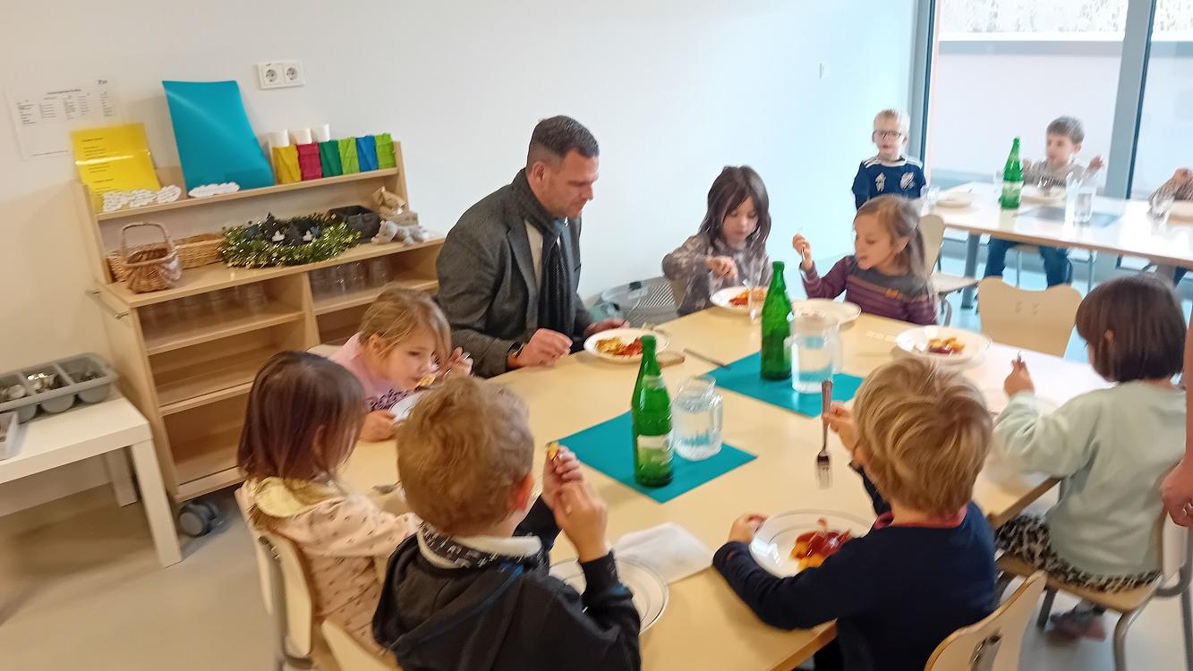 Bürgermeister Daniel Kiefer gestaltete mit den Kindern die Kinderkonferenz