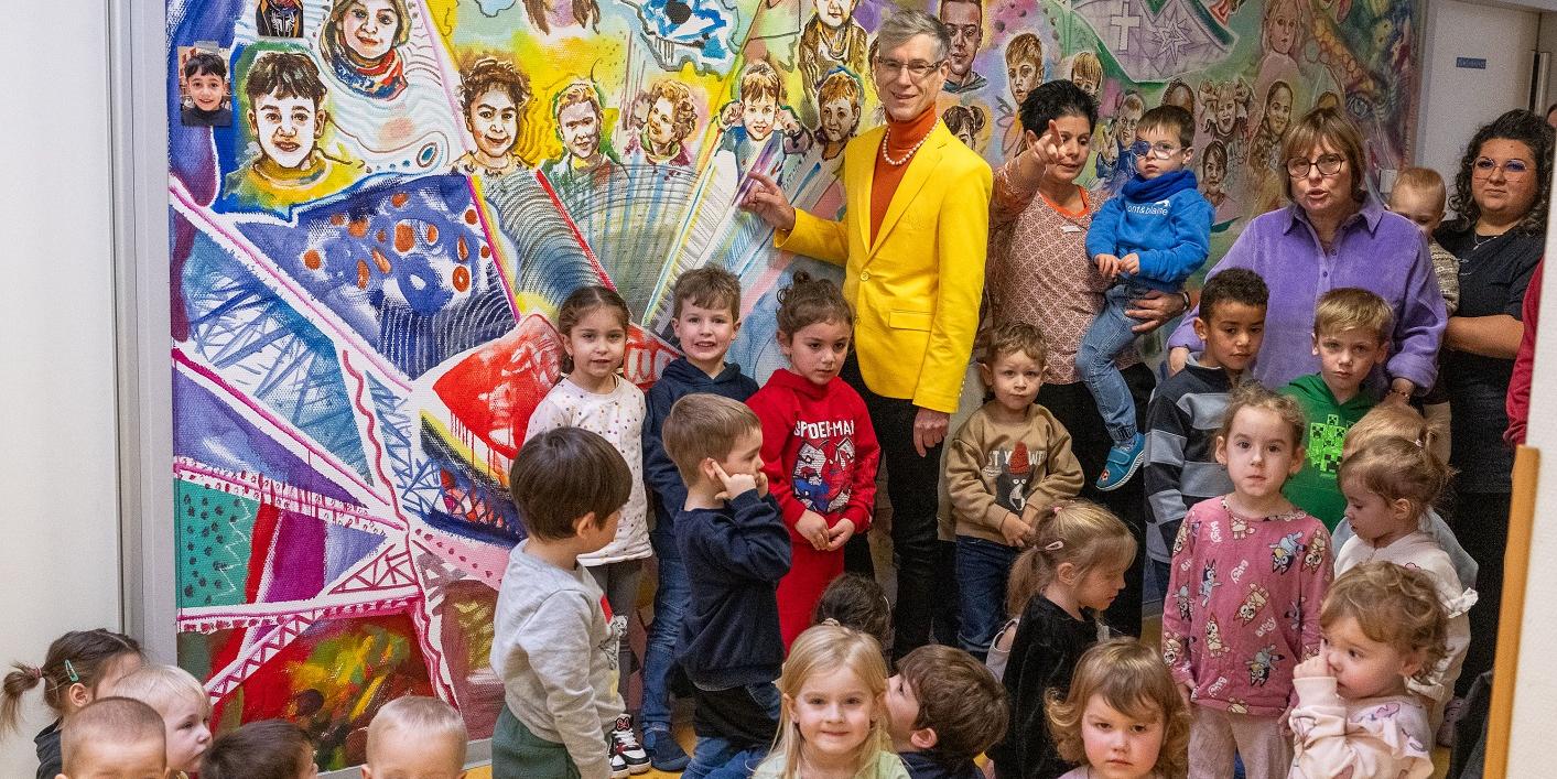 Stolz präsentieren die Kinder gemeinsam mit Künstler Mike Mathes ihr Kunstwerk