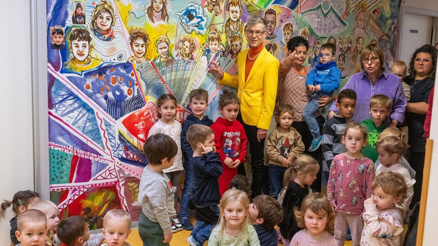 Stolz präsentieren die Kinder gemeinsam mit Künstler Mike Mathes ihr Kunstwerk
