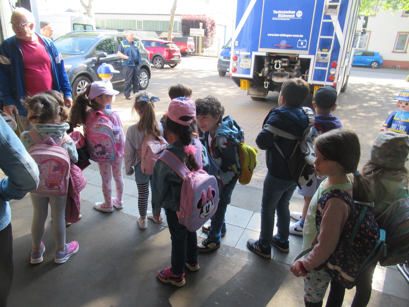 Die Kinder sind begeistert von den Fahrzeugen und Gerätschaften des THW