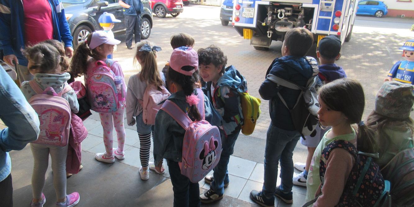 Die Kinder sind begeistert von den Fahrzeugen und Gerätschaften des THW