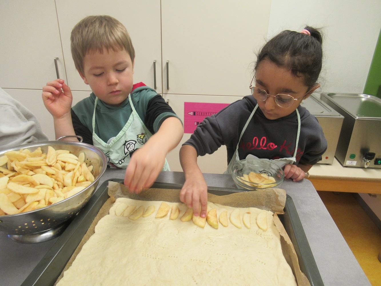 Alle Kinder beteiligten sich fleißig an der Back-Aktion
