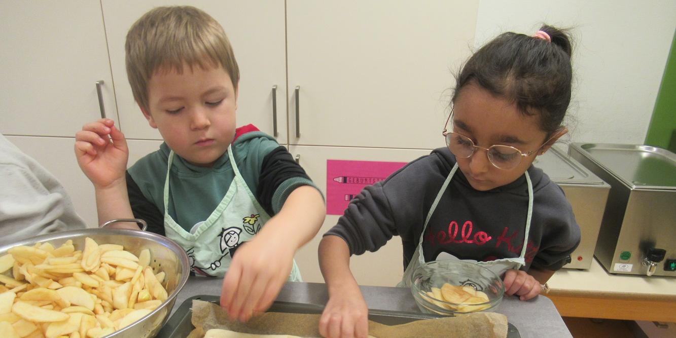 Alle Kinder beteiligten sich fleißig an der Back-Aktion