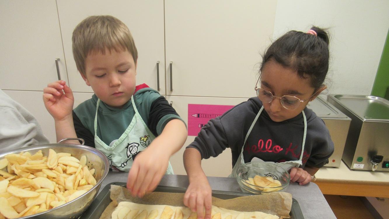 Alle Kinder beteiligten sich fleißig an der Back-Aktion