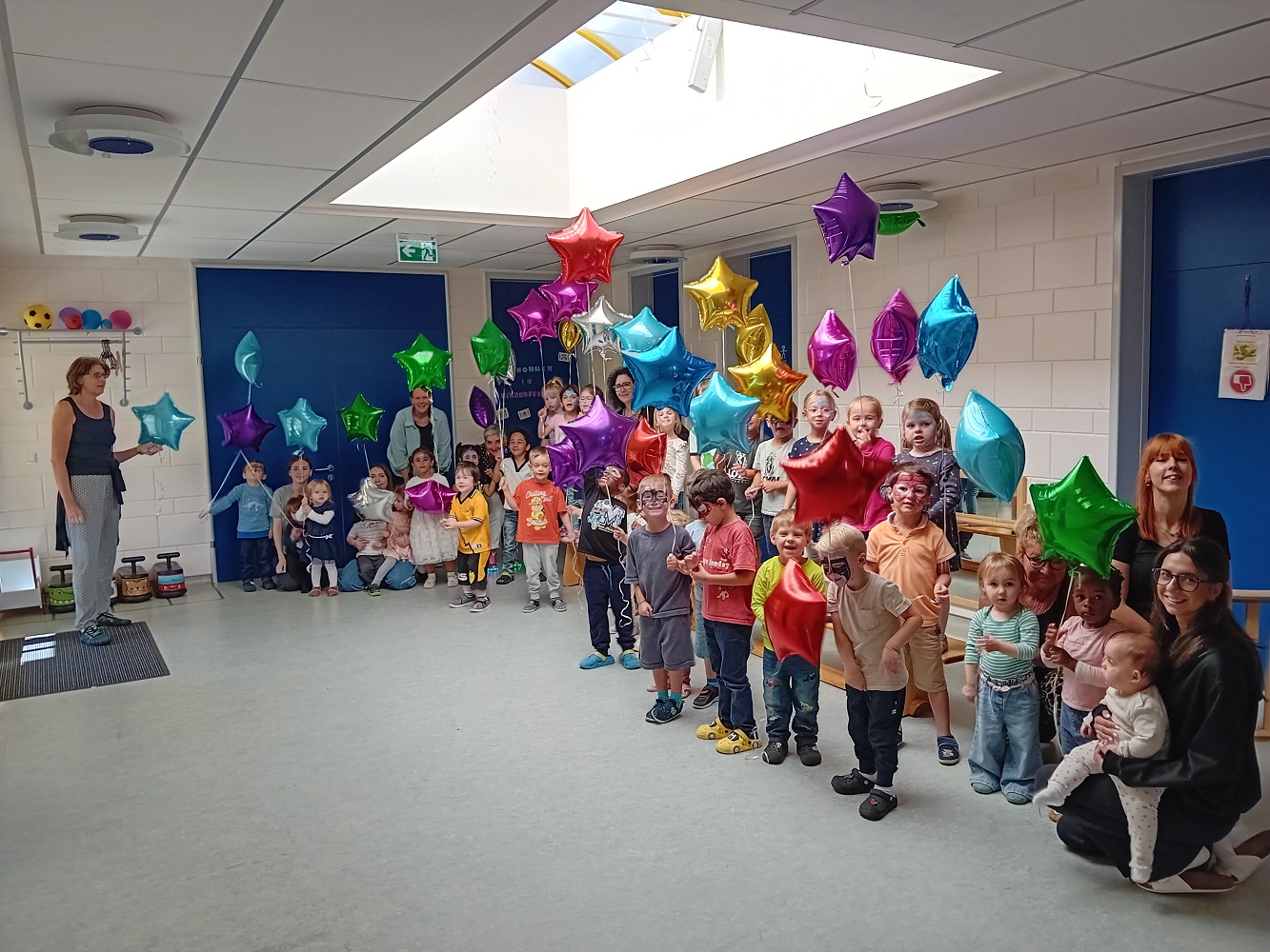 Unter dem Motto 'Kinderrechte - Bausteine für Demokratie' feierten alle Kinder ein buntes Fest