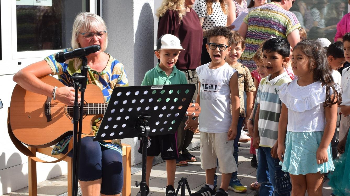 Einen besonderen Moment schufen die Kinder mit ihrem Lied über den Umzug