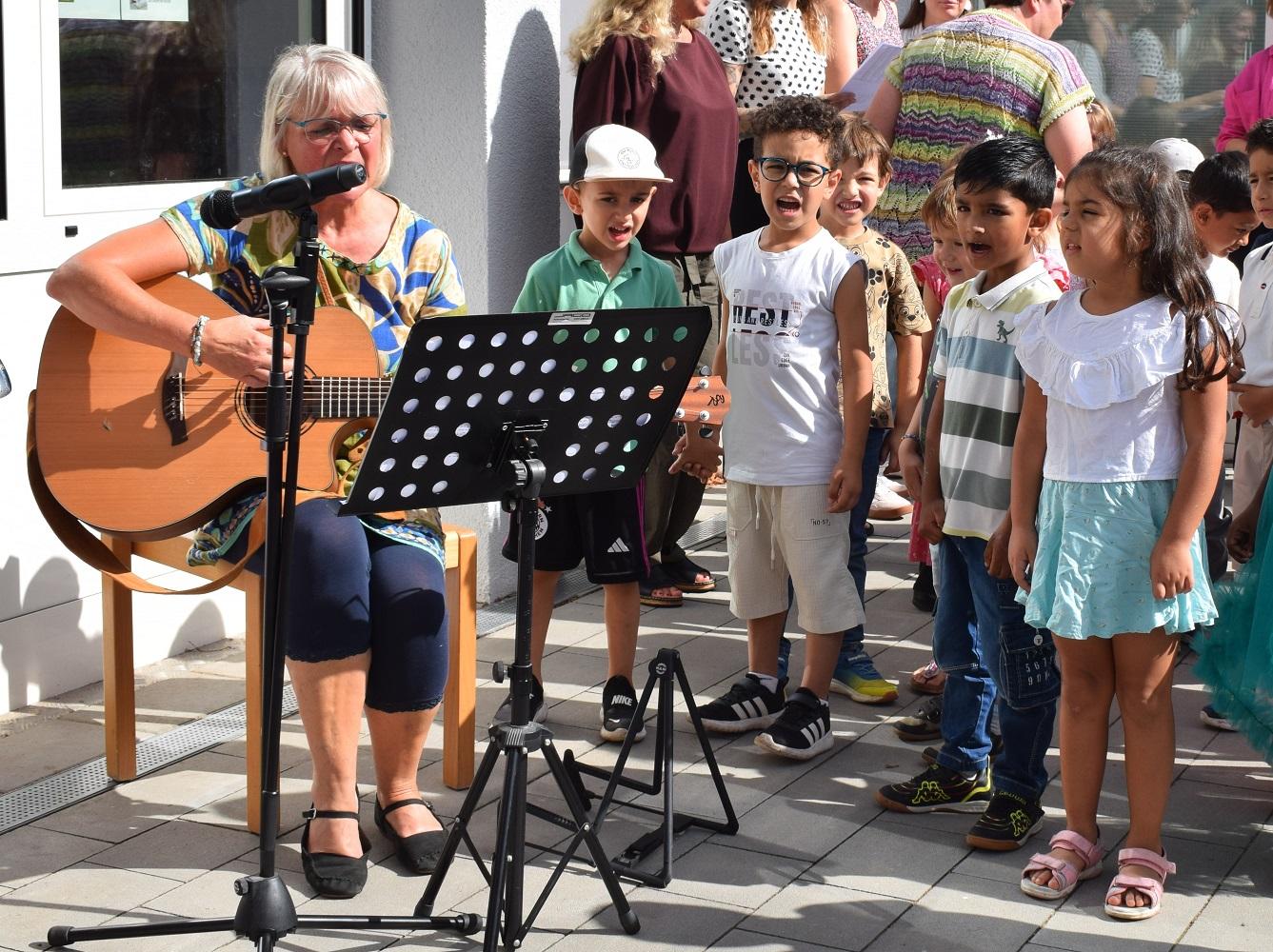 Einen besonderen Moment schufen die Kinder mit ihrem Lied über den Umzug