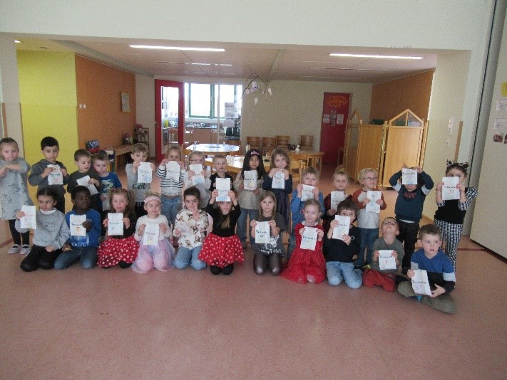 Die Kinder zeigen stolz ihr Forscherdiplom